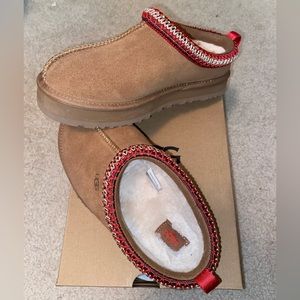 Ugg tazz platform slippers size 4 in big kids